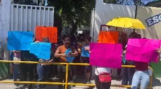 Imagen Padres de familia se manifiestan afuera de la escuela Juana Pavón en Veracruz 