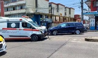 Imagen Ambulancia choca contra auto particular en Córdoba, Veracruz; hay 4 lesionados  