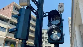 Imagen Nuevos semáforos de Veracruz cuentan con alarma que indica el paso del peatón 