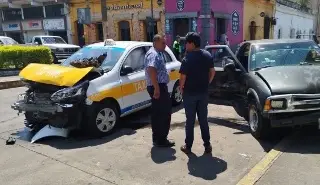 Fuerte choque entre un taxi y carro particular deja un lesionado en Córdoba, Veracruz 