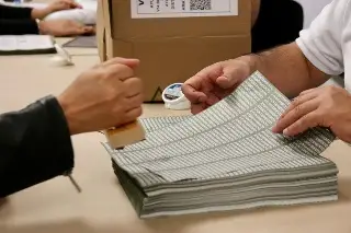 Imagen Recaban los primeros votos anticipados para elección judicial a Veracruz; INE ya los cuenta