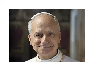 Imagen Publican foto oficial de León XIV con su firma en latín y la cruz relicario