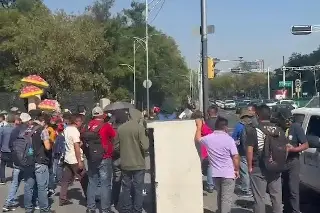 Imagen Se concentran docentes de la CNTE en Estela de Luz en tercer día de protestas