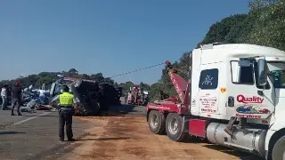 Imagen Vuelca tráiler cargado con pacas de ropa en las Cumbres de Maltrata