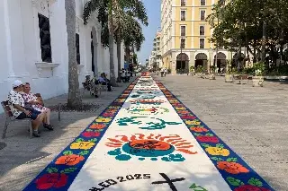 Imagen Este es el tapete de aserrín que colocaron frente a Catedral de Veracruz