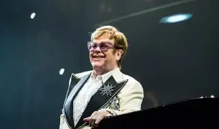 Imagen Elton John dice sentirse traicionado por planes del gobierno sobre derechos de autor de IA