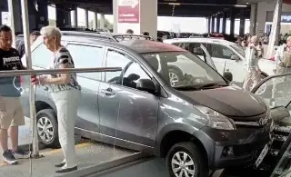 Imagen Mujer cae con su vehículo en escaleras eléctricas de centro comercial en NL