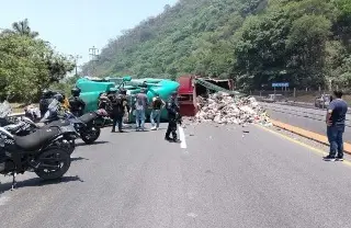 Imagen Vuelca tráiler con basura en autopista de Veracruz; provoca cierre de circulación 