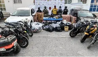 Aseguran autos, motos, ropa táctica, armas, drogas y más en cateos en Tierra Blanca 