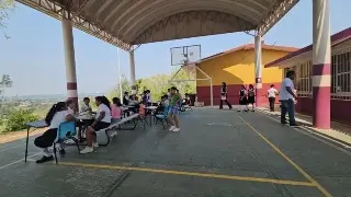 Imagen Por ola de calor, alumnos toman clases al aire libre en Poza Rica, Veracruz 