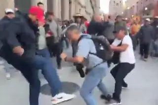 Imagen CNTE ataca a periodistas que iban a ingresar a mañanera; bloquean Palacio Nacional (+Video)