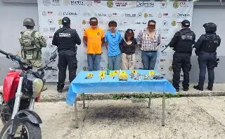 Imagen Xalapa: Caen 4 con drogas, arma y moto 