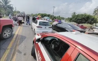 Comerciantes de Tecolutla bloquean carretera 180, exigen a CFE poner fin a los apagones 
