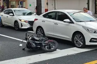 Chocan motociclista y carro particular en Orizaba, Veracruz; hay un lesionado