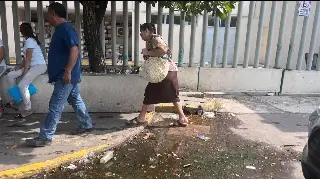 Imagen Reportan fuga de aguas negras en la clínica 71 del IMSS de Díaz Mirón 