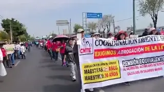 Imagen Llega protesta de la CNTE al aeropuerto de la CDMX (+Video) 