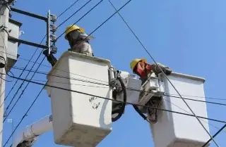 Imagen Vecinos de Albatros afirman que tras reporte en XEU se solucionó problema de luz 