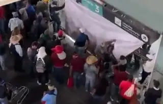 Imagen Maestros del CNTE se plantan en terminal 1 y 2 de Aeropuerto Internacional de la Ciudad de México