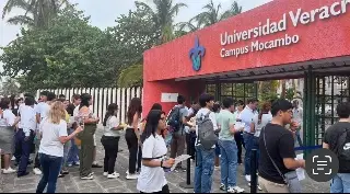 Miles de jóvenes presentan examen de admisión a la UV en el campus Mocambo