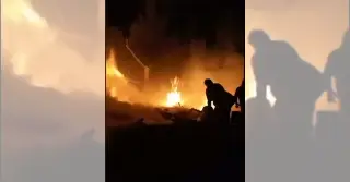 Imagen Vecinos combaten incendio de pastizal en la Reserva III, en la ciudad de Veracruz
