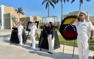Imagen Tripulación del “Simón Bolívar” hace guardia de honor a víctimas del Cuauhtémoc