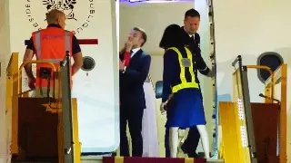 Imagen Macron recibe manotazo en la cara por parte de su esposa, en avión (+Video)