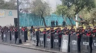 Imagen Blindan instalaciones del INE por la CNTE 