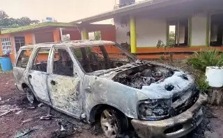 Imagen Incendian vehículo del equipo de campaña de Morena en Jilotepec