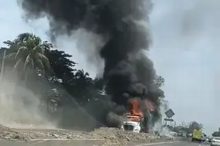 Imagen Arde tráiler en la Veracruz - Xalapa