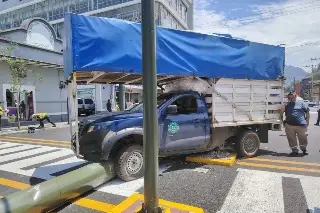 Imagen Camioneta de mudanzas derriba semáforo en Orizaba, Veracruz; así ocurrió 