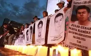 Imagen Familiares de los 43 normalistas piden destitución de fiscal especial: por presunta corrupción