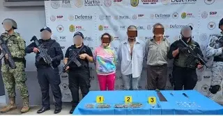 Imagen Xalapa: Caen 3 con drogas y armas en cateo 
