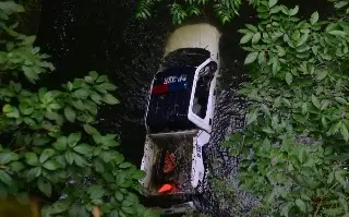 Imagen Mueren dos elementos de SSP tras caída de patrulla a barranca en Teocelo 