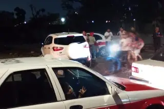 Imagen Tren impacta y arrastra camioneta cerca de la avenida Yáñez en Veracruz