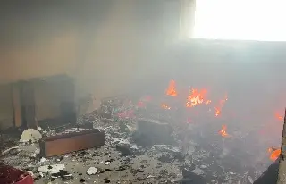 Imagen Incendian edificio abandonado en el centro de Veracruz; es usado para quemar cable