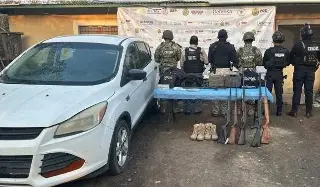 Imagen Tierra Blanca: Aseguran armas largas, inhibidor de señal, equipo táctico y un auto