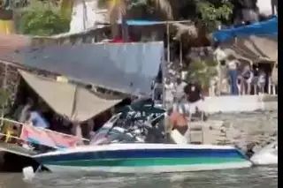 Imagen Muelle de un restaurante se desploma a orillas del lago Tequesquitengo