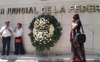 Imagen Xalapa: Empleados del Poder Judicial llevan corona de flores por elección 