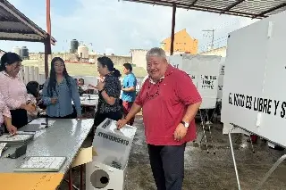 Imagen Senador Manuel Huerta vota en Xalapa por alcaldía y elección judicial