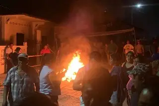 Imagen Queman boletas electorales y agreden a consejeros del OPLE en Hidalgotitlán, Veracruz