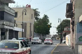Imagen Semáforos intermitentes en la avenida Zaragoza, en el centro de la ciudad de Veracruz 