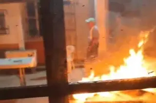 Imagen Reportan quema y vandalismo de paquetería electoral en Hidalgotitlán y Acatlán