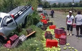 Imagen Camioneta cargada de chayote choca con auto en la Fortín-Huatusco; hay un muerto