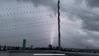 Imagen Caen casi 50 milímetros por fuerte lluvia en Xalapa; hubo viento máximo de 82.1 km/h