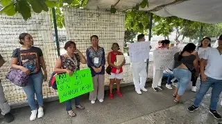 Imagen Protestan trabajadores del IMSS en Poza Rica, Veracruz; esto acusan 
