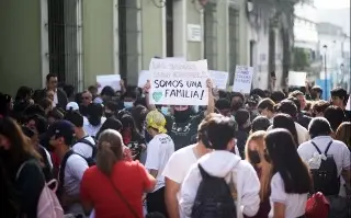 Imagen Padres y estudiantes protestan por destitución de director en Prepa Juárez
