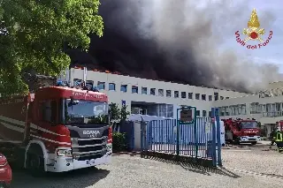 Imagen Impresionante incendio obliga a desalojar universidad por gases tóxicos en Italia (+Video)