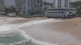 Imagen Olas gigantes por mar de fondo arrastran a turistas en Acapulco (+Video)