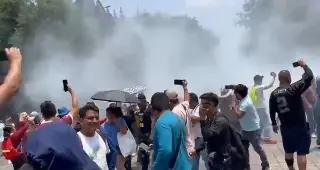 Imagen Riña en Segob; encapuchados se enfrentan con policías