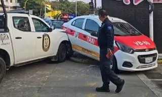 Imagen Fuerte accidente entre taxi y patrulla de la policía; salen proyectados contra autohotel
